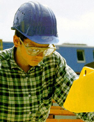 Mitarbeiter mit Helm und Schutzbrille