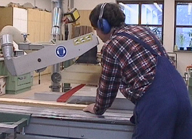 Mitarbeiter an Holzbearbeitungsmaschine